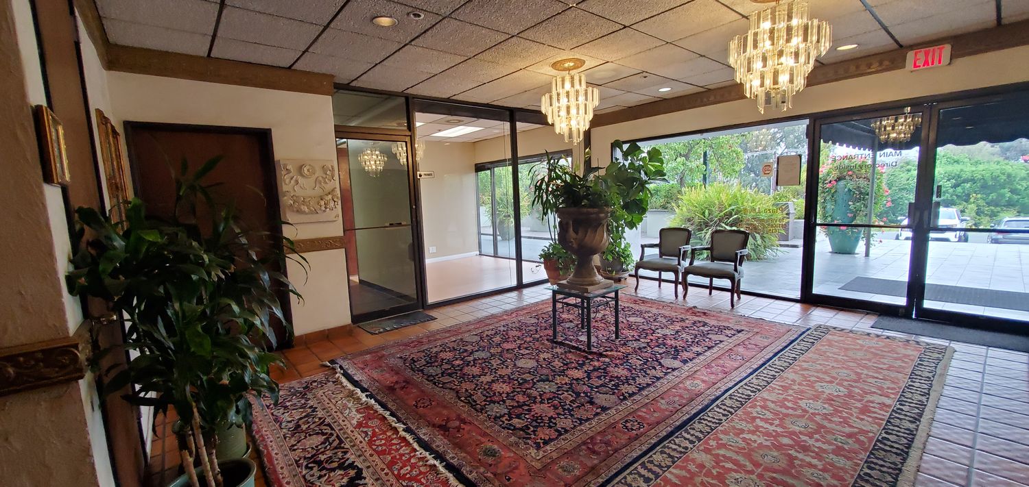 Plaza level, front of building, great exposure off lobby, private bathroom.